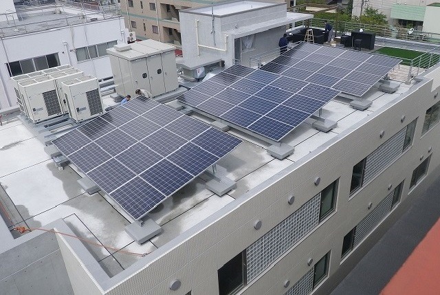 屋上太陽光発電設備（現場撮影）